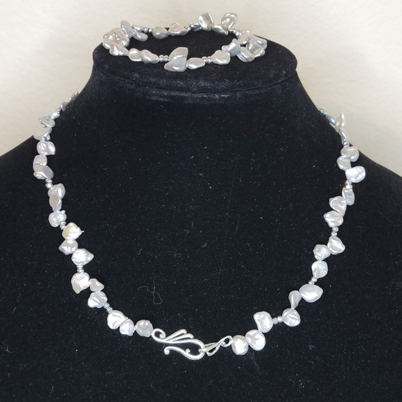 Elegant Silver Pearl Necklace and Bracelet Set - Picture 3 of 5